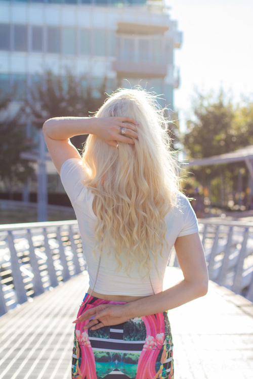 Pic of the back of a woman in white tee with blond hair - fashion affiliate network